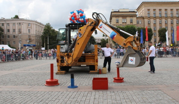 Экскаватор работал на площади Ленина.