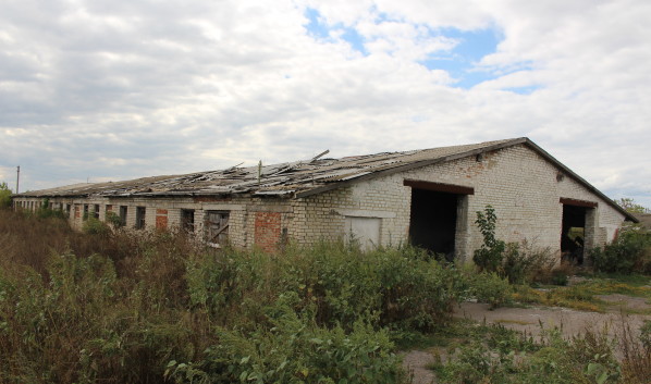 Бывшая ферма в селе Ударник.