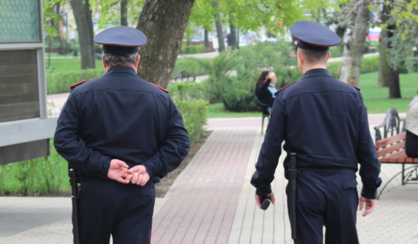 Полиция дочь. Полицейская тревога. Звонок полиция Воронеж. Женщина вызывает полицию. Тревога фото полиция.