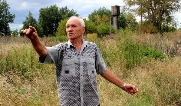 Алексей Курбатов около бывшей свинофермы.