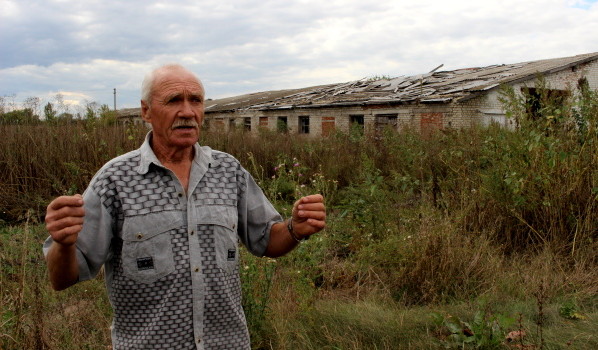 Алексей Курбатов около бывшей свинофермы.