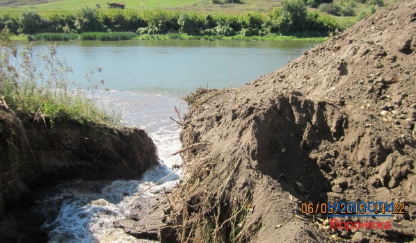 От озера прорыли канал к реке Дон.