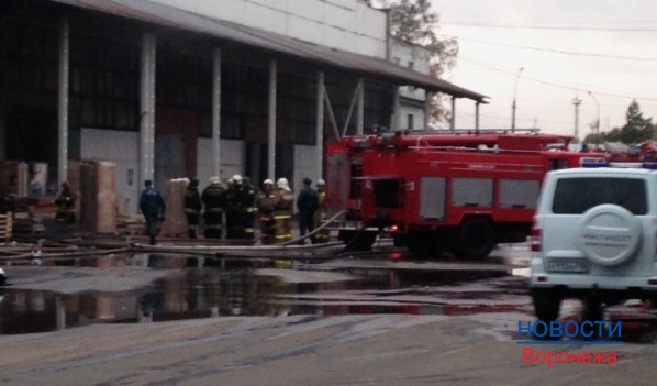 Пожар на складе потушили.