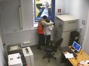 Чтобы напугать сотрудниц в офис забросили ворону.