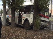 Автобус попал в аварию.