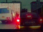 Водитель маршрутки едет по встречной полосе.