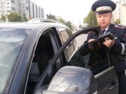 Гаишники штрафовали водителей за тонировку.