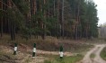 Женщина с ребенком заблудились в лесу.