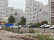 Незаконную стоянку вновь огородили сеткой.