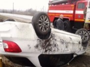Автомобиль опрокинулся.