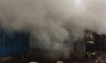 Пожар серьезно повредил вагончик изнутри.