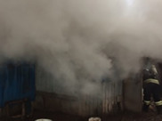 Пожар серьезно повредил вагончик изнутри.