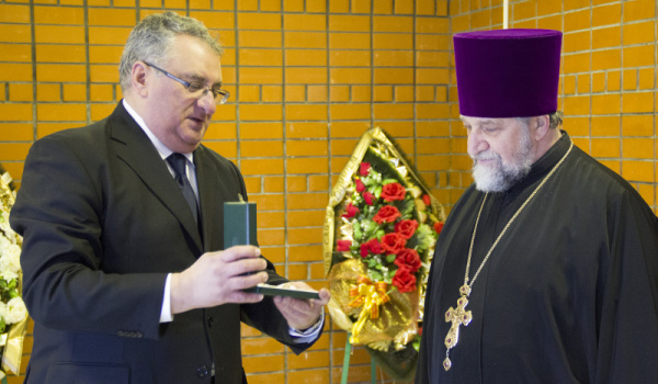 Награду вручил Чрезвычайный и Полномочный посол Венгрии в Российской Федерации Янош Балла.