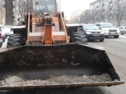 Улицы города расчищала техника.