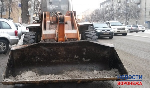 Улицы города расчищала техника.