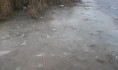 Лед еще совсем тонкий.