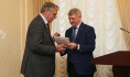 Александр Гусев (справа) поздравляет Ивана Чухнова.