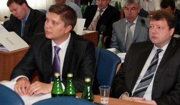 Александр Тюрина на фото слева.