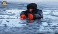 Воронежец под присмотром спасателей пытается выбраться из полыньи.