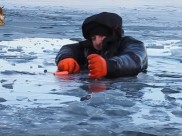 Воронежец под присмотром спасателей пытается выбраться из полыньи.