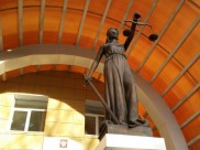 Суд приговорил мужчин к 17 и 18 годам колонии.