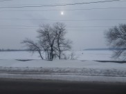 На водохранилище машина провалилась под лед и утонула.