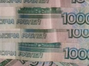 Мужчина вынул деньги из кассы.