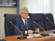 Спикер Владимир Ходырев.