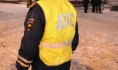 Замерзающим на трассе людям помогли полицейские.