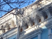 Сосульки на крыше библиотеки.