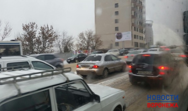 Пробки из-за снегопада в Воронеже.