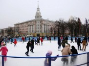 На площади Ленина открыли каток.