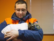 Сотрудники МЧС спасли кошку на пожаре.