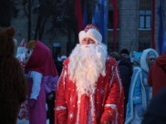 В новогоднюю ночь в 5-градусный мороз воронежцев на площади Ленина ждет Дед Мороз.