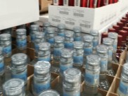 Мужчина вынес бутылку алкоголя из магазина.