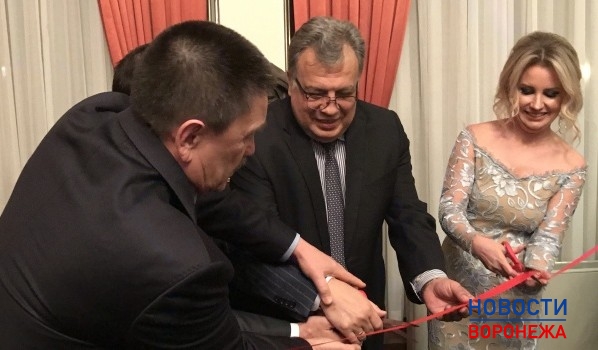 Посол РФ Андрей Карлов (на фото - в центре).