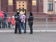 Попасть на площадь можно будет только через рамки металлодетекторов.