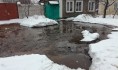 Вода затапливает улицу в Воронеже.