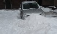 Авто застревают в снегу.