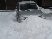Авто застревают в снегу.