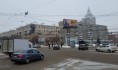Движение регулируют полицейские.