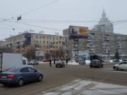 Движение регулируют полицейские.