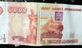 Поддельные деньги принимали в магазинах и на рынках.