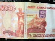 Поддельные деньги принимали в магазинах и на рынках.