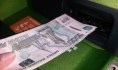 Молодые люди обнажили деньги через банкомат.