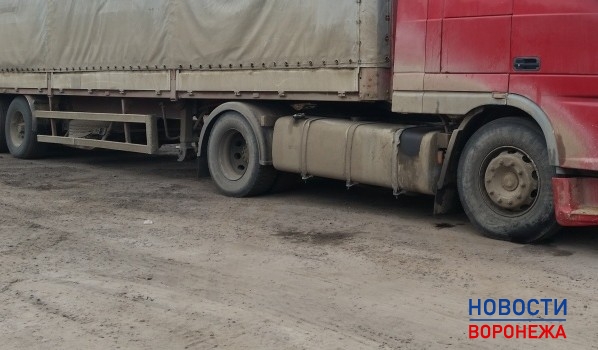 Горевший грузовик тушили два пожарных отделения.