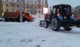 Техника расчищает улицы от снега.
