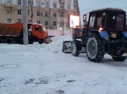 Техника расчищает улицы от снега.