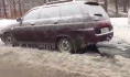 Машины вмерзли в лед.