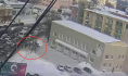 Люди в форме забрасывают снегом машину активиста.
